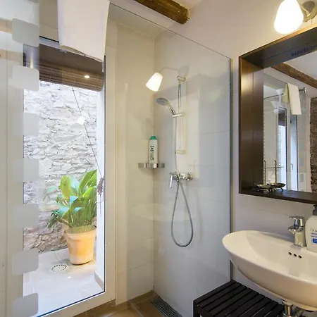 Happy People Ramblas Harbour Apartament *